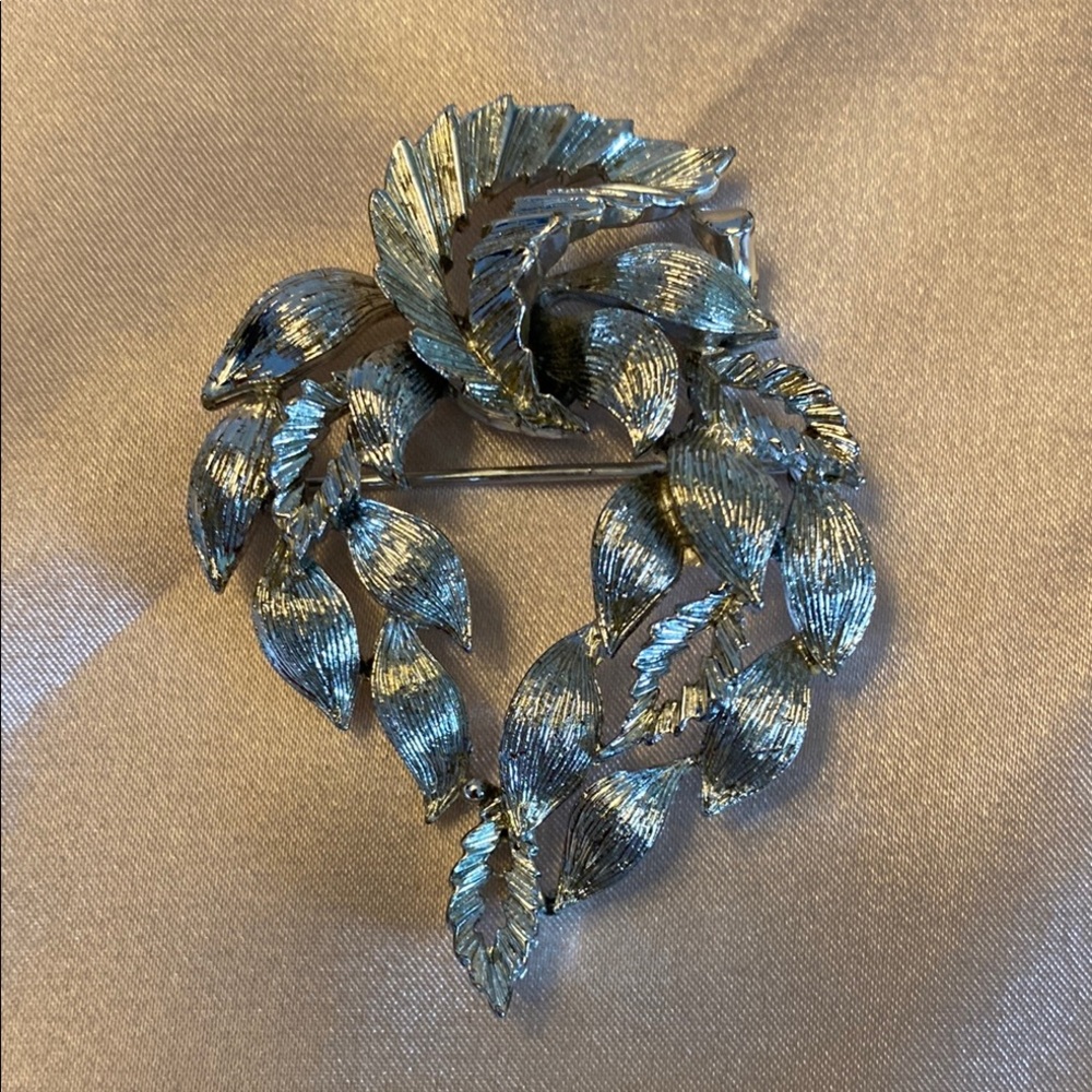 Elegant Lisner Vintage Silver Heart/Leaf Brooch